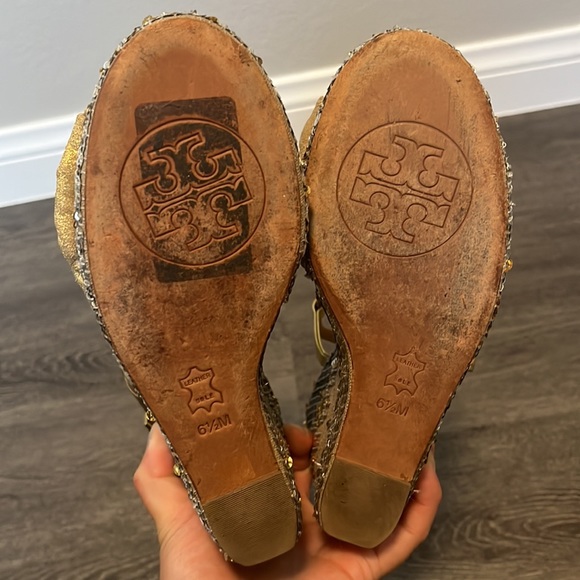 Tory Burch Leather gold sequin embellishment wedges size 6.5 - Picture 5 of 7